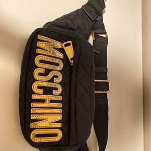AUTHENTIC Moschino quilted fanny pack
Worn once!